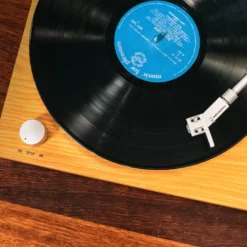 Audio Technica AT-LPW30TK skivspelare med AT-VM95C-pickup, teak