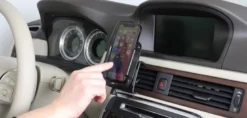 Brodit Qi trådlös aktiv mobilhållare med billaddare, Apple iPhone 12 Mini
