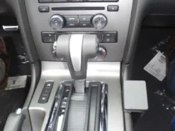 Ford Mustang 10-14, Konsol