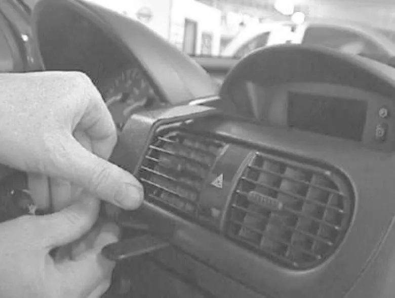 Opel Corsa 01-06, Centrerad