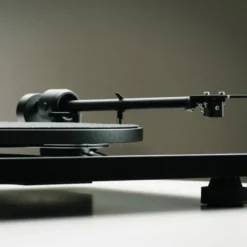 Pro-Ject E1.2 BT med Pick It MM E-pickup, pianosvart