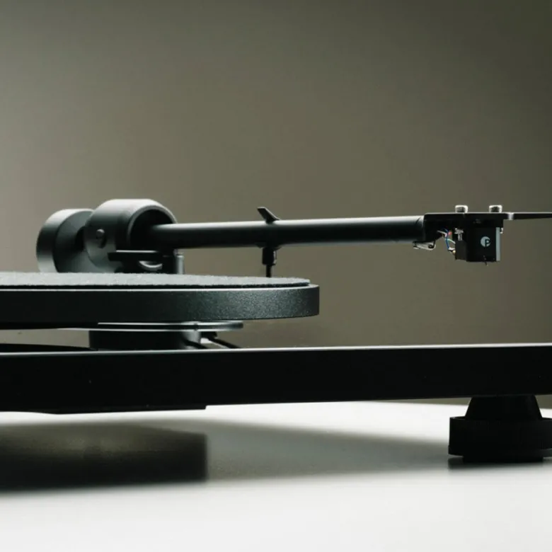 Pro-Ject E1.2 med Pick It MM E-pickup, pianosvart