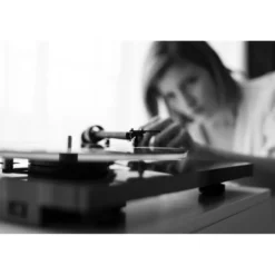 Pro-Ject T1 EVO Phono skivspelare med OM10-pickup, pianosvart