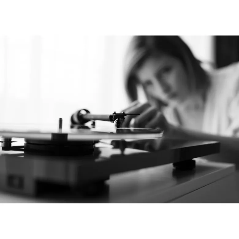 Pro-Ject T1 EVO Phono skivspelare med OM10-pickup, pianosvart