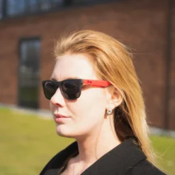 Röda & svarta solglasögon från Bass Habit