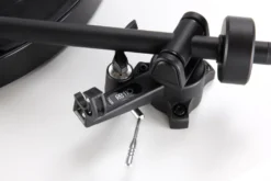 Rega Planar 1 Carbon Plus med inbyggt RIAA, mattvit