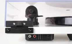 Rega Planar 1 Carbon Plus med inbyggt RIAA, mattvit