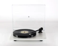 Rega Planar 1 Carbon Plus med inbyggt RIAA, mattvit