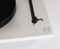 Rega Planar 1 Carbon Plus med inbyggt RIAA, mattvit