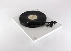 Rega Planar 1 Carbon Plus med inbyggt RIAA, mattvit