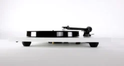 Rega Planar 1 Carbon Plus med inbyggt RIAA, mattvit