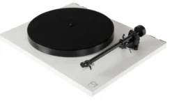 Rega Planar 1 Carbon Plus med inbyggt RIAA, mattvit