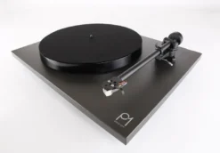 Rega Planar 1 Carbon Plus med inbyggt RIAA, mattsvart