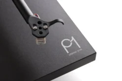 Rega Planar 1 Carbon Plus med inbyggt RIAA, mattsvart