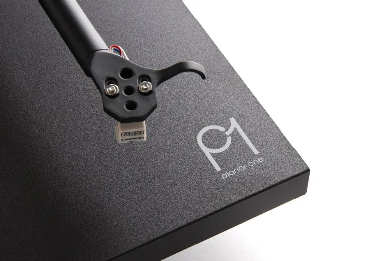 Rega Planar 1 Carbon Plus med inbyggt RIAA, mattsvart