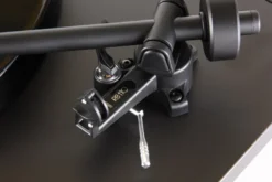 Rega Planar 1 Carbon Plus med inbyggt RIAA, mattsvart