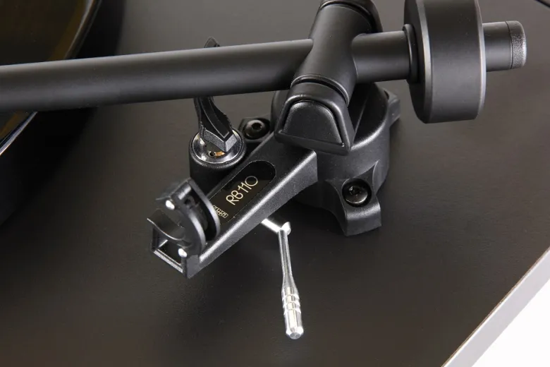 Rega Planar 1 Carbon Plus med inbyggt RIAA, mattsvart
