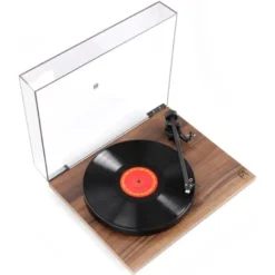 Rega Planar 1 Carbon Plus med inbyggt RIAA, valnöt