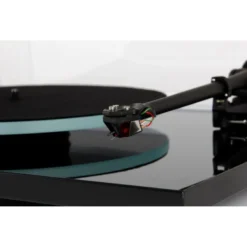 Rega Planar 2 vinylspelare med Nd3 MM-pickup, pianosvart