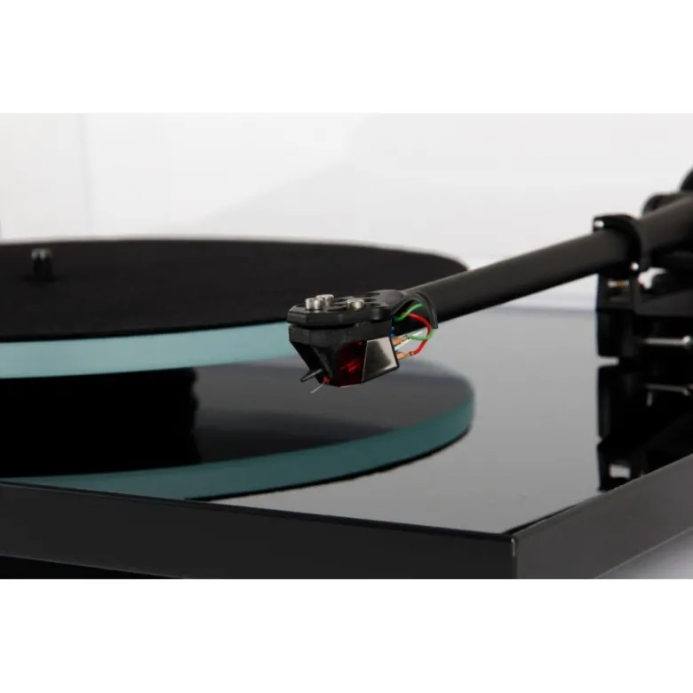 Rega Planar 2 vinylspelare med Nd3 MM-pickup, pianosvart