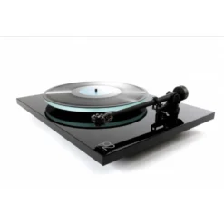 Rega Planar 2 vinylspelare med Nd3 MM-pickup, pianosvart