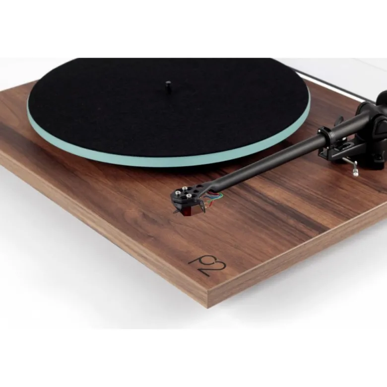 Rega Planar 2 vinylspelare med Nd3 MM-pickup, valnöt