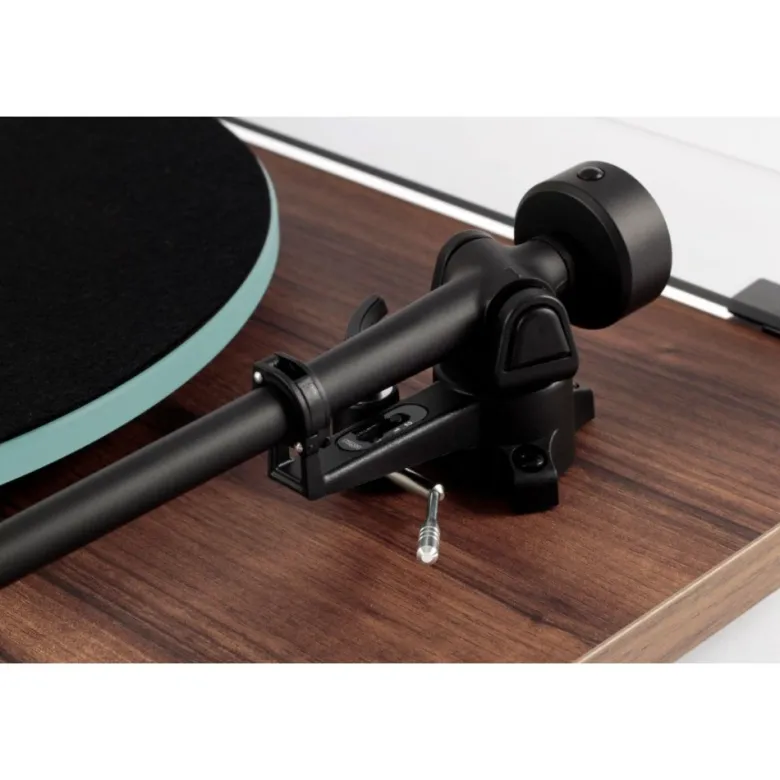 Rega Planar 2 vinylspelare med Nd3 MM-pickup, valnöt