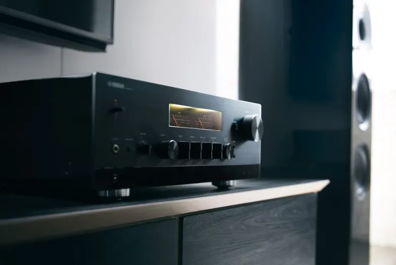 Yamaha R-N2000A fantastisk stereoförstärkare med bl.a HDMI ARC, silver
